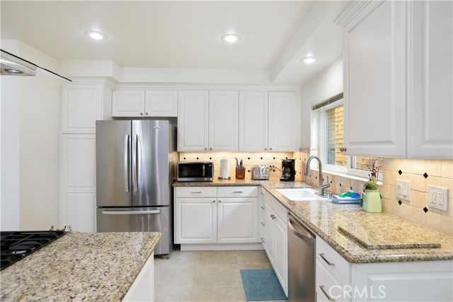 617 Iris Avenue, Corona del Mar CA: https://media.crmls.org/medias/c2205182-b34c-4a40-88a0-c51fd6ce6046.jpg