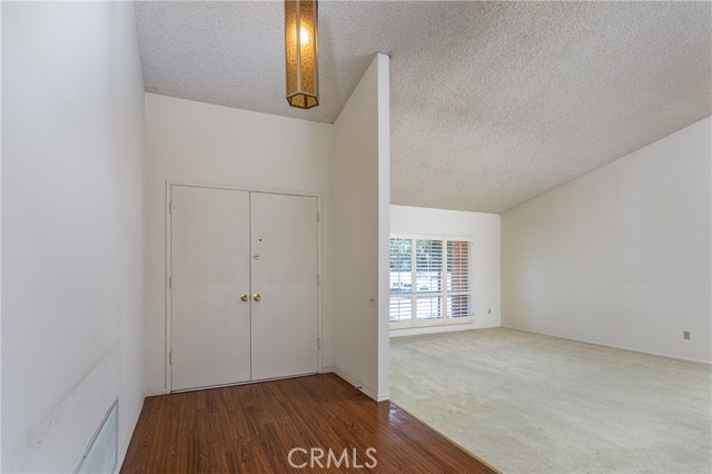 Detail Gallery Image 2 of 39 For 6849 Whitaker Ave, Lake Balboa,  CA 91406 - 3 Beds | 2 Baths