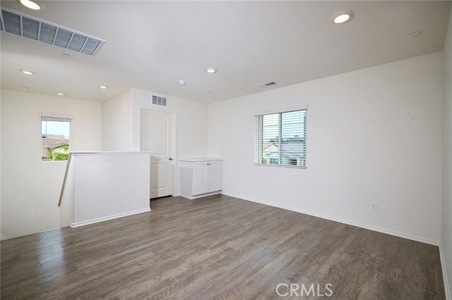 Detail Gallery Image 8 of 16 For 1210 Universal Way, Hemet,  CA 92543 - 3 Beds | 2/1 Baths