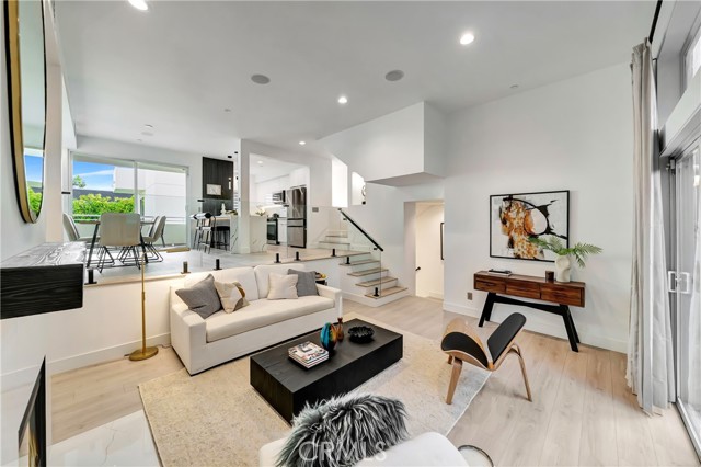 Detail Gallery Image 2 of 42 For 1020 Hilldale, West Hollywood,  CA 90069 - 3 Beds | 3 Baths