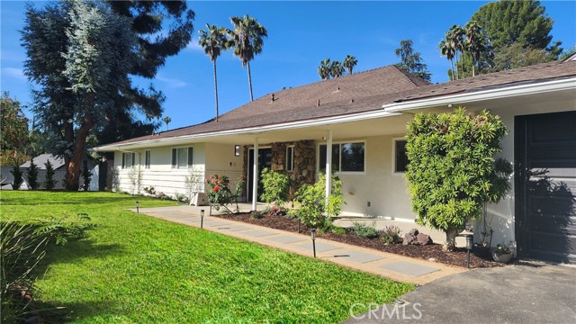 4615 Maleza Place, Tarzana CA: https://media.crmls.org/medias/c222b2a2-5f4a-4840-b0b3-36e2c3a4b7f3.jpg