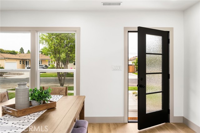 5161 E 27th Street, Long Beach CA: https://media.crmls.org/medias/c223bf8e-b8cb-459a-8c48-dd69e5c4f610.jpg