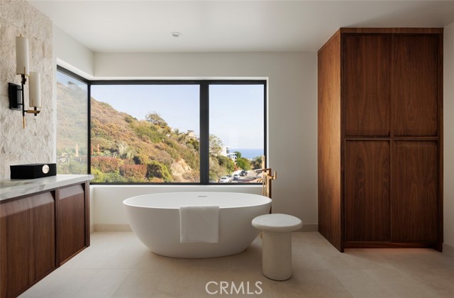 1105 Skyline Drive, Laguna Beach CA: https://media.crmls.org/medias/c226446d-7a46-476b-997d-4b0af0100155.jpg
