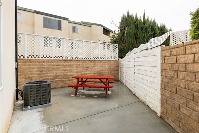 Detail Gallery Image 4 of 25 For 10631 Collett #1/2,  Granada Hills,  CA 91344 - 3 Beds | 2/1 Baths