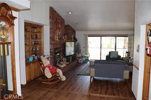 Detail Gallery Image 5 of 59 For 2474 Oak Ln, Big Bear City,  CA 92314 - 3 Beds | 2/1 Baths