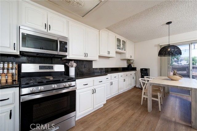 818 Live Oak Place, Corona CA: https://media.crmls.org/medias/c22a3db3-4c1e-4d93-a7ff-c3a5a8622811.jpg