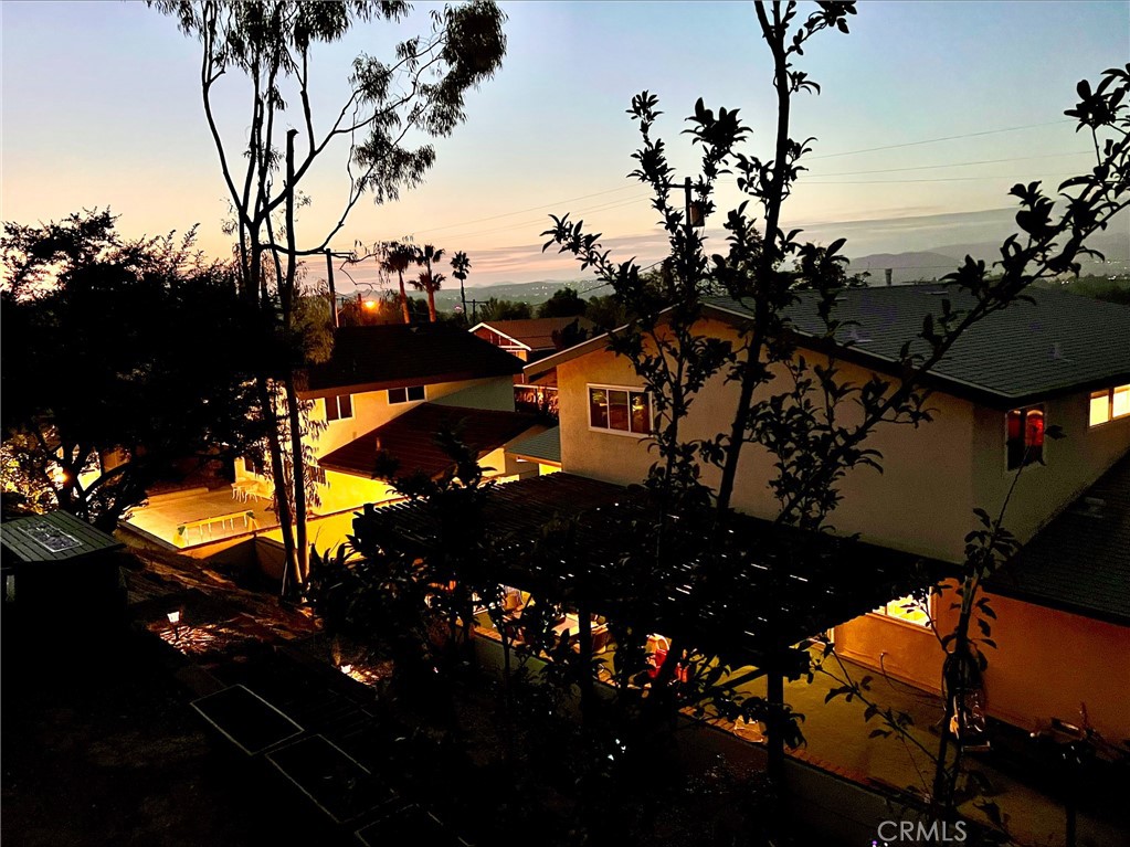 https://media.crmls.org/medias/c22b88e7-f858-401d-bf8a-d8e37c4ddf99.jpg?preset=X-Large