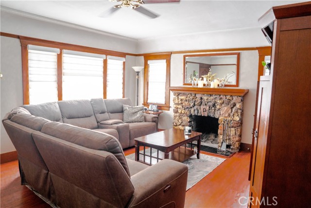 7319 Owensmouth Avenue, Canoga Park CA: https://media.crmls.org/medias/c2324218-1293-41a6-911d-9aba67d98d13.jpg