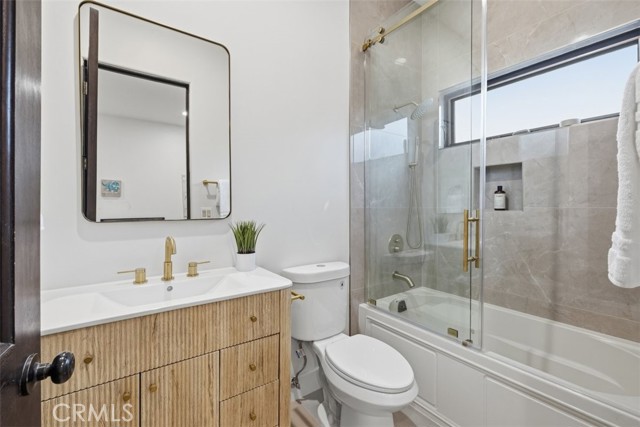 22953 Oxnard Street, Woodland Hills CA: https://media.crmls.org/medias/c2334614-8059-41a1-a2df-1c14d10dd0c8.jpg