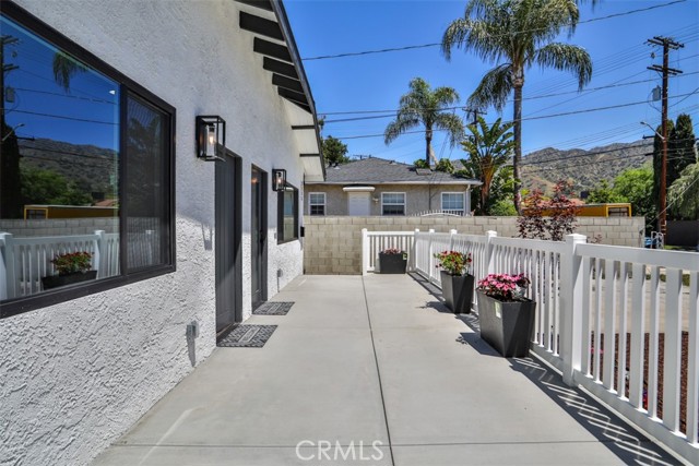 2111 Scott Road, Burbank CA: https://media.crmls.org/medias/c235f30f-6289-49b0-a7bb-2f97908dff81.jpg