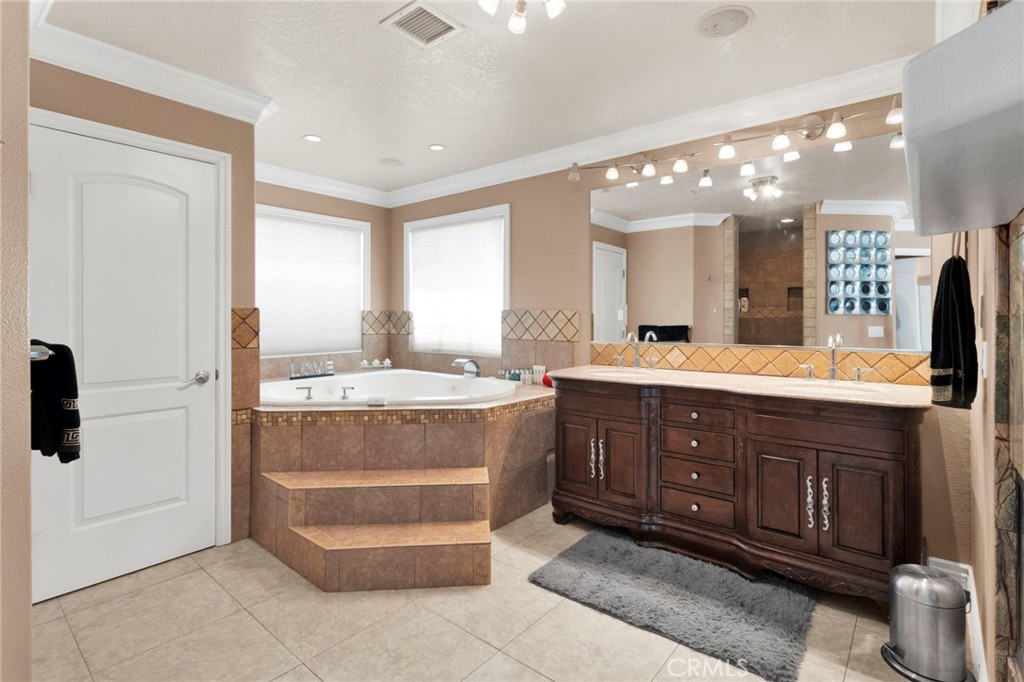 https://media.crmls.org/medias/c2386f6d-e66d-477d-9e9a-743a7b8cb475.jpg?preset=X-Large