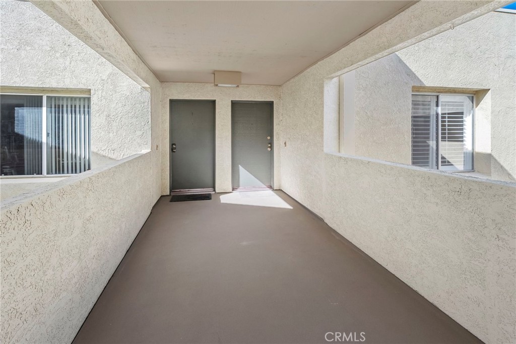 https://media.crmls.org/medias/c239e202-5698-473c-87ac-ab685afde113.jpg?preset=X-Large