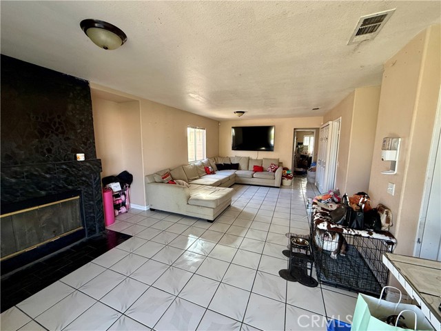 Detail Gallery Image 3 of 16 For 4853 Minstrel, Palmdale,  CA 93552 - 5 Beds | 3 Baths