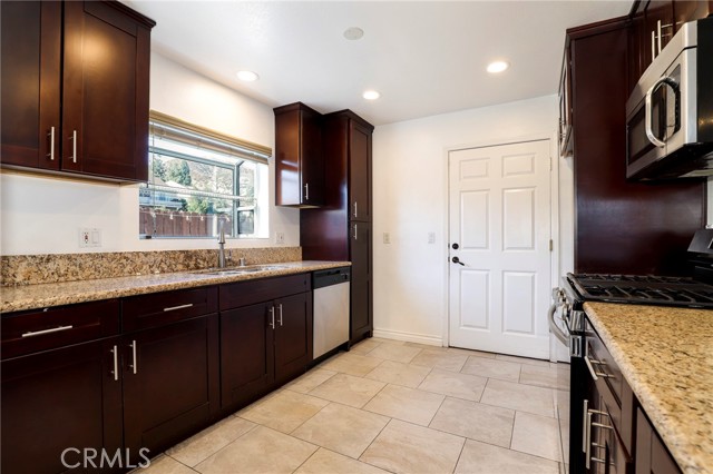 Detail Gallery Image 14 of 35 For 13775 Glenoaks Bld #15,  Sylmar,  CA 91342 - 3 Beds | 2/1 Baths