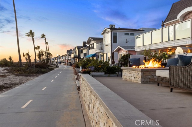 310 E Oceanfront, Newport Beach CA: https://media.crmls.org/medias/c23cf2b2-21c2-443e-af02-7aced2a80cbb.jpg