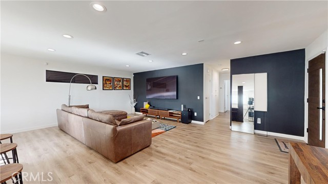 Detail Gallery Image 3 of 75 For 641 W 127th St, Los Angeles,  CA 90044 - 7 Beds | 5 Baths