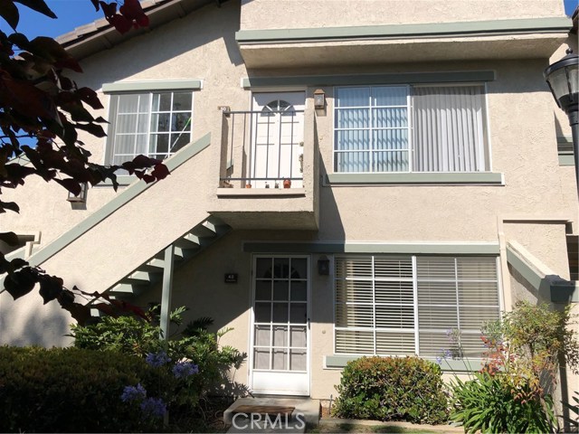 48 Columbia 6 Irvine, California Great location within walking distance to UC Irvine and University Shopping Center. Fabulous low level condo in University Town Center’s Columbia Square. Highly upgraded kitchen, bathroom and wood flooring with private patio and two carports.
