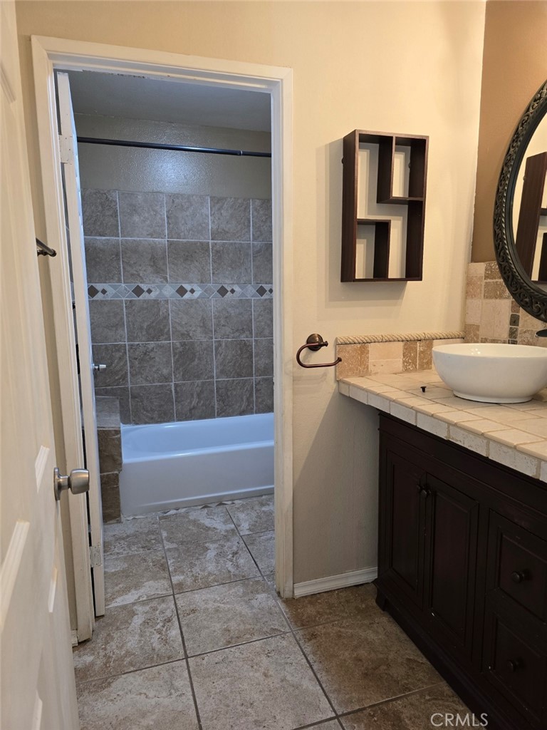 https://media.crmls.org/medias/c2423a8d-b5d2-437d-8a3d-352285cdc5fc.jpg?preset=X-Large
