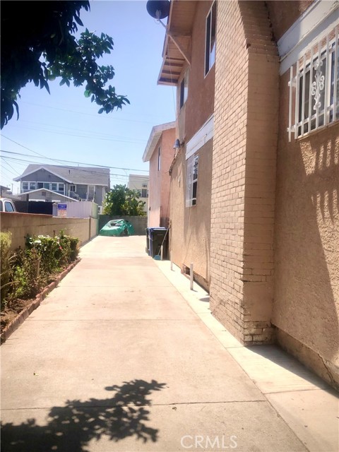602 W 40th Place, Los Angeles CA: https://media.crmls.org/medias/c2456037-65d6-406b-8939-b1f72cb2c3b2.jpg