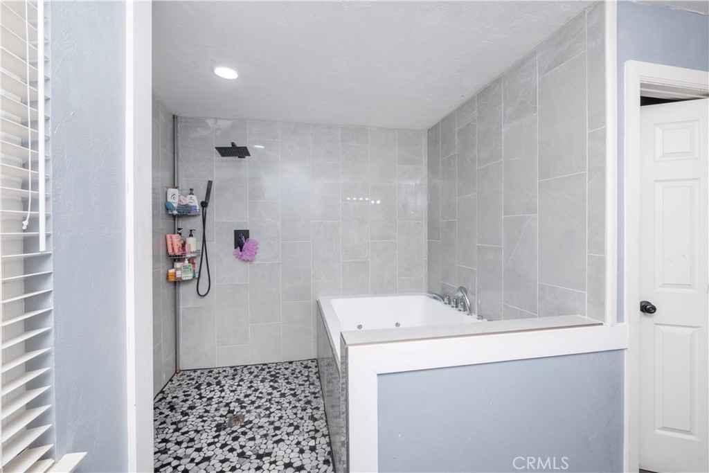 https://media.crmls.org/medias/c24acc3c-57e3-4bc4-a9ca-88d66811db0d.jpg?preset=X-Large