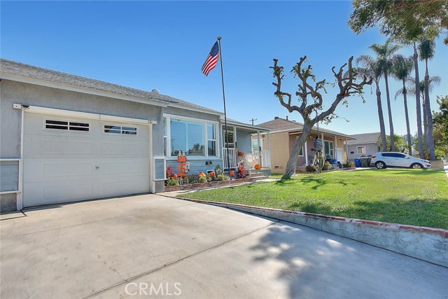 Detail Gallery Image 4 of 67 For 5026 Hersholt, Lakewood,  CA 90712 - 5 Beds | 2 Baths