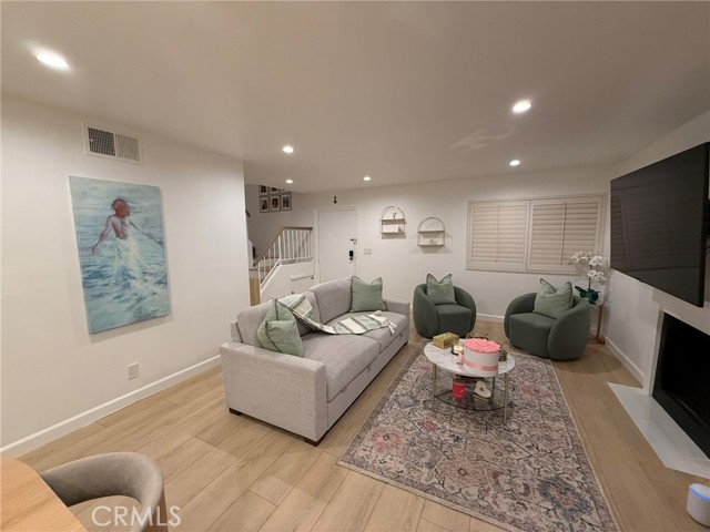 Detail Gallery Image 4 of 27 For 22139 Burbank, Woodland Hills,  CA 91367 - 2 Beds | 2 Baths