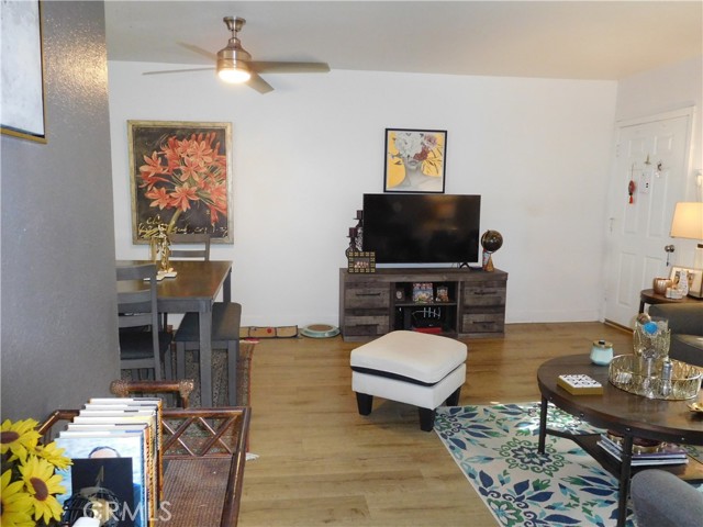 Detail Gallery Image 2 of 45 For 22030 Calvert St #3,  Woodland Hills,  CA 91367 - 2 Beds | 1 Baths