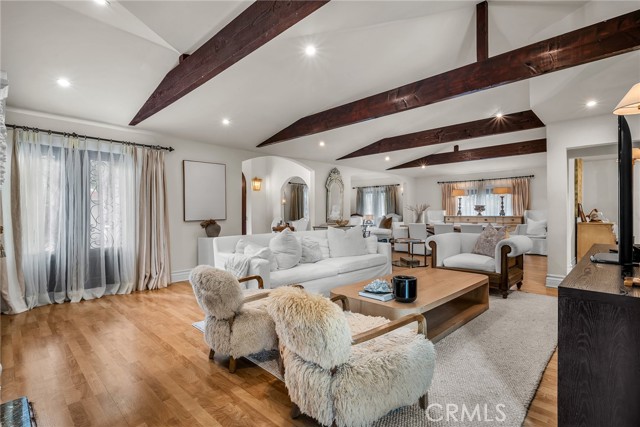 Detail Gallery Image 3 of 34 For 22015 Independencia St, Woodland Hills,  CA 91364 - 3 Beds | 2 Baths
