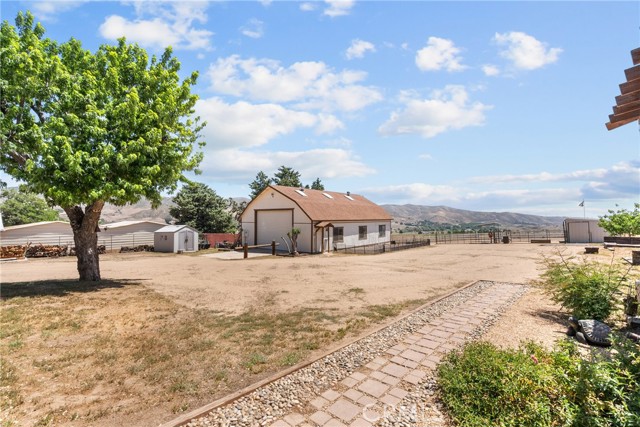 39662 86th W Street, Leona Valley CA: https://media.crmls.org/medias/c2544b1b-db6d-4cbd-aa0a-df4f55be85a1.jpg