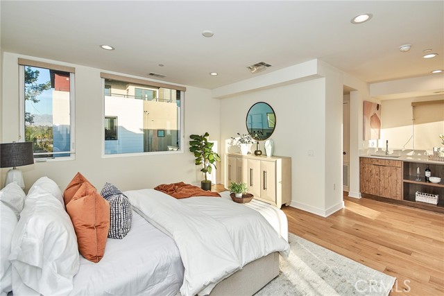 1050 N Joels Place, Los Angeles CA: https://media.crmls.org/medias/c2595737-16e0-4b31-957d-bab997e4e49f.jpg