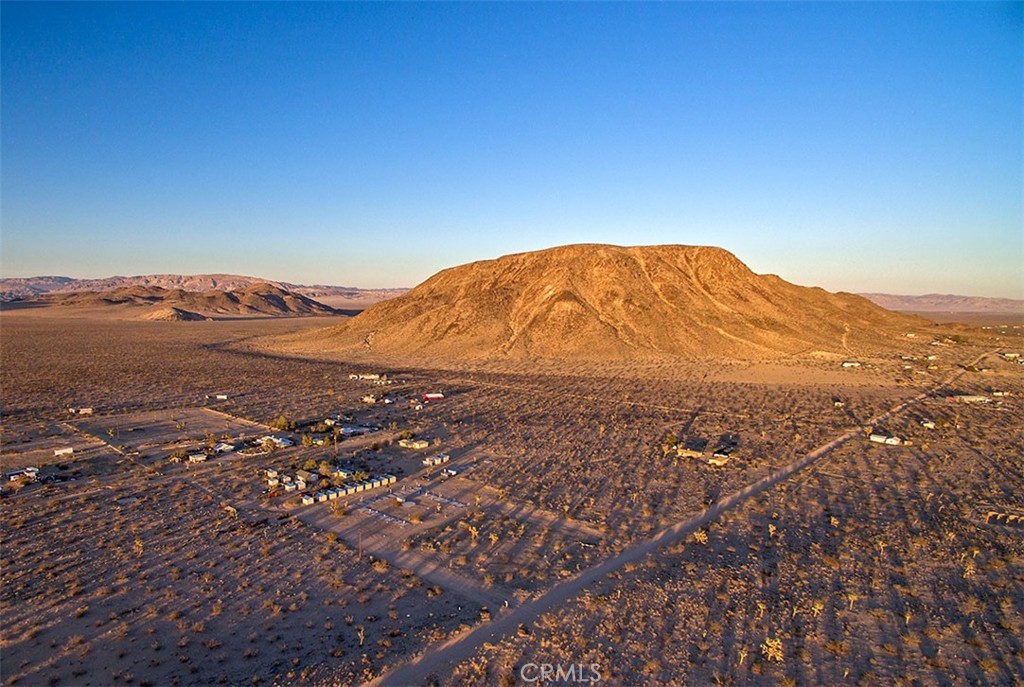 https://media.crmls.org/medias/c25c7628-f2b0-4633-b8f8-5d80e4d629c4.jpg?preset=X-Large