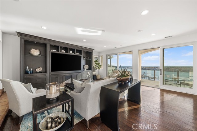 Detail Gallery Image 17 of 66 For 2301 Pacific Dr, Corona Del Mar,  CA 92625 - 4 Beds | 3/1 Baths