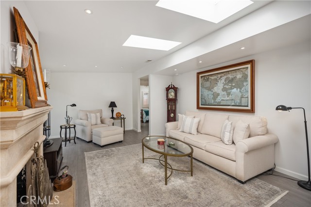 103 Yorktown, Newport Beach CA: https://media.crmls.org/medias/c260e159-7f1b-4792-bc11-280cf3daf9ab.jpg