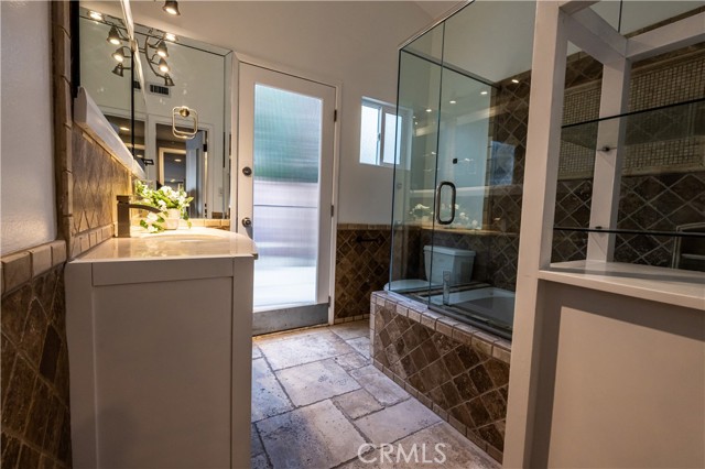 Detail Gallery Image 23 of 24 For 5706 Wallis Ln, Woodland Hills,  CA 91367 - 4 Beds | 4 Baths