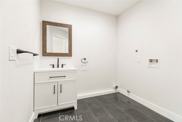 Detail Gallery Image 6 of 17 For 17648 Raymer St, Northridge,  CA 91325 - 1 Beds | 1/1 Baths