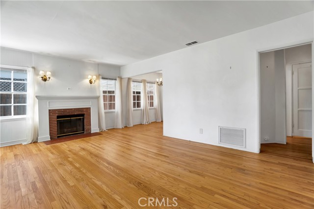 Detail Gallery Image 4 of 30 For 5239 Comercio Ave, Woodland Hills,  CA 91364 - 2 Beds | 1 Baths