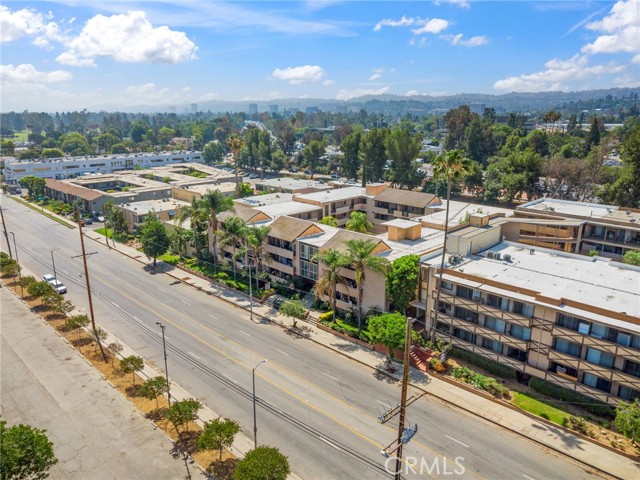 17000 Burbank Boulevard, Encino CA: https://media.crmls.org/medias/c266d4b0-7433-416d-a8ed-ddd3dda0926c.jpg