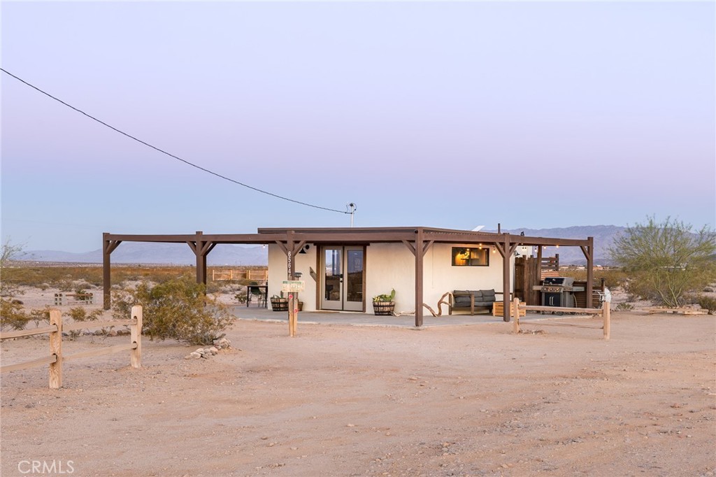 https://media.crmls.org/medias/c267223a-9499-40aa-a2a1-6c6895a8ab39.jpg?preset=X-Large