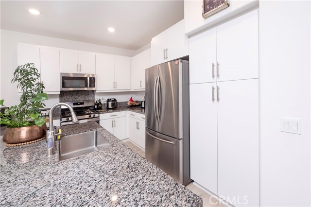 Detail Gallery Image 11 of 69 For 16657 Snowdrop Ln #2,  Fontana,  CA 92336 - 4 Beds | 3 Baths