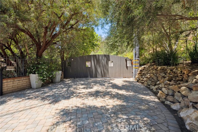 24311 Sylvan Glen Road, Calabasas CA: https://media.crmls.org/medias/c26c5a25-ddf9-48ae-875f-a40c12a16fdc.jpg