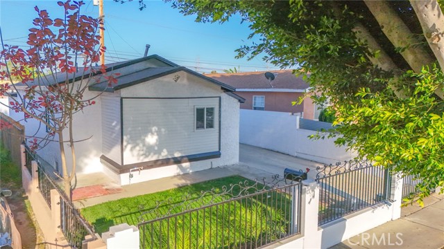 9218 Hooper Avenue, Los Angeles CA: https://media.crmls.org/medias/c26dbab0-c9ac-465c-8b56-00c4e3b2a01c.jpg