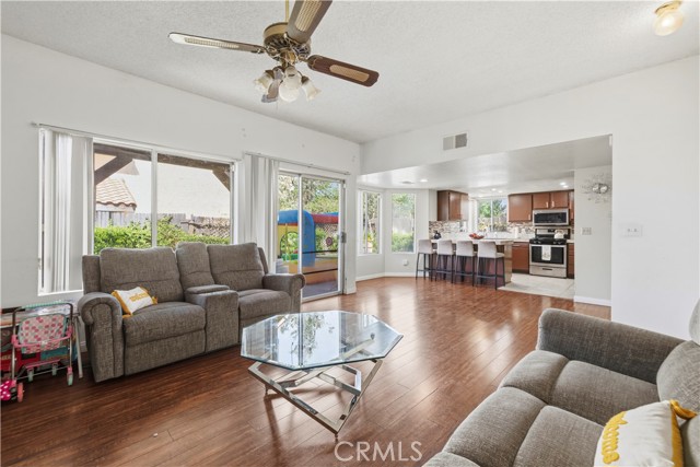 Detail Gallery Image 14 of 54 For 5361 Karling Pl, Palmdale,  CA 93552 - 4 Beds | 3 Baths