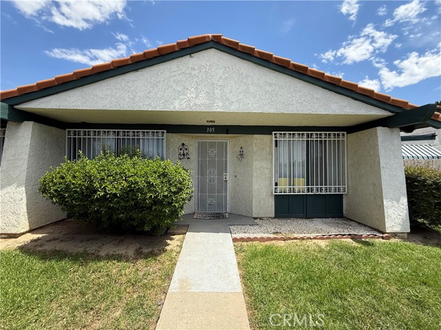 Detail Gallery Image 1 of 14 For 305 King Ct, Hemet,  CA 92543 - 2 Beds | 2 Baths