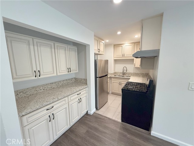 Detail Gallery Image 3 of 11 For 3016 Honolulu Ave #8,  Glendale,  CA 91214 - 2 Beds | 2 Baths