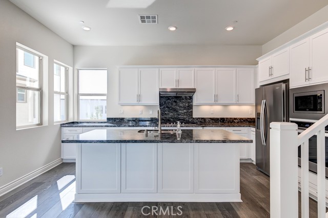 Detail Gallery Image 11 of 33 For 791 Benchmark, Irvine,  CA 92618 - 3 Beds | 3/1 Baths