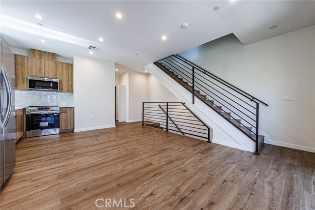 Detail Gallery Image 12 of 27 For 1859 Crenshaw Bld #1/2,  Los Angeles,  CA 90019 - 4 Beds | 3 Baths