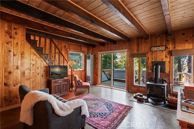 Detail Gallery Image 5 of 35 For 572 W Victoria Ct, Lake Arrowhead,  CA 92352 - 3 Beds | 1 Baths