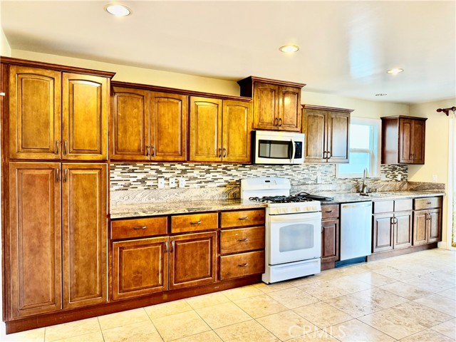 Detail Gallery Image 13 of 45 For 3529 Walnut Ave, Manhattan Beach,  CA 90266 - 4 Beds | 3/1 Baths