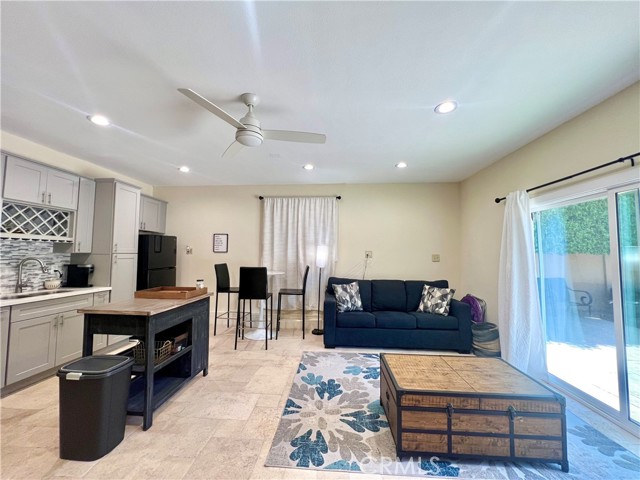 Detail Gallery Image 3 of 19 For 17401 Raymer St, Northridge,  CA 90039 - 1 Beds | 1 Baths