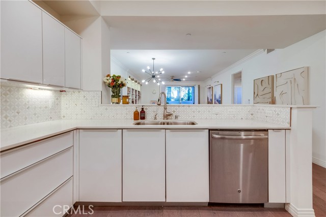Detail Gallery Image 9 of 33 For 5253 Vantage Ave #105,  Valley Village,  CA 91607 - 4 Beds | 2 Baths